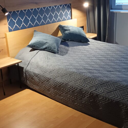 Łoże małżeńskie w apartamencie nr 9