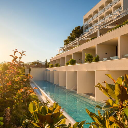 Outdoor pool - swim up rooms