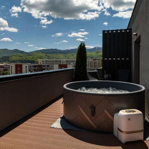 Skylark | Singapore Penthouse with Jacuzzi & Panoramic Brașov
