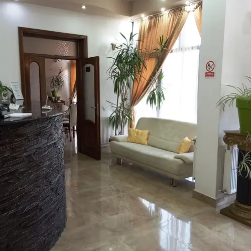 Receptie, deschisa nonstop,RHC Hotel Royal Oradea. cazare cu facilitati pentru familii cu copii, grupuri, wifi parcare gratuite