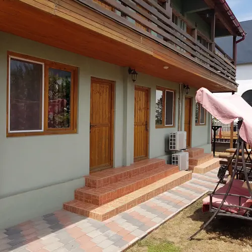 Camere cu vedere la curtea interioara, parter