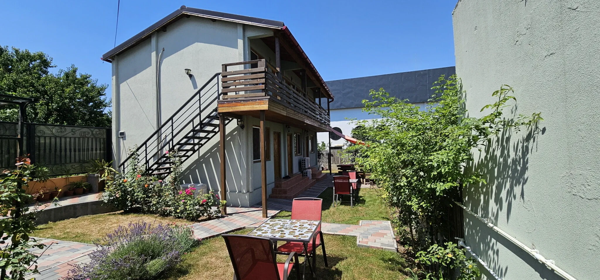 Camere cu vedere la curtea interioara