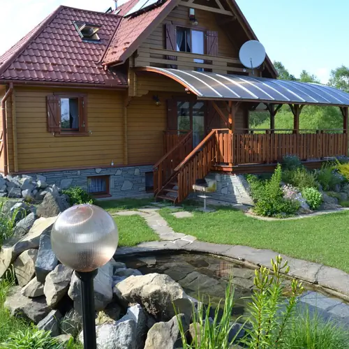 Dom Panda  ogr&oacute;d, oczko  wodne z woda  żr&oacute;dlaną 