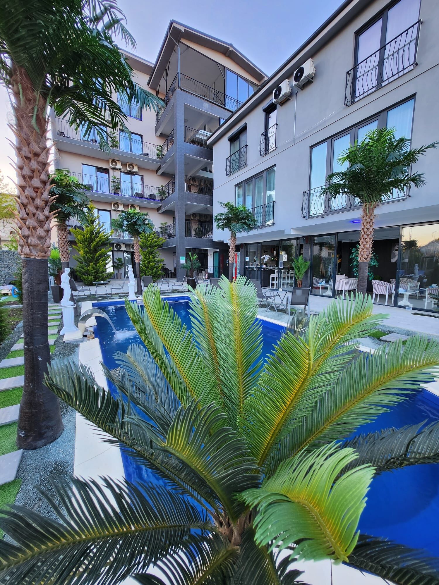 Piscina incalzita Cu bar ai terasa.