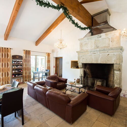 Semineul de epoca din salonul vilei Ermitage