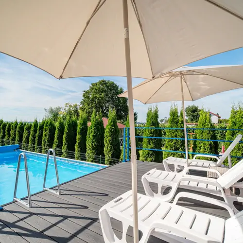 Leżaki z widokiem na jezioro