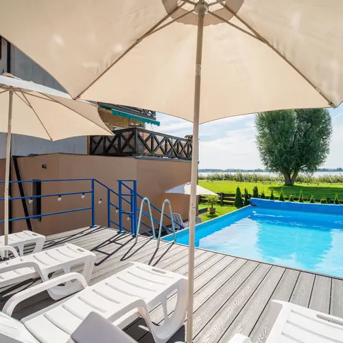 Leżaki z widokiem na jezioro