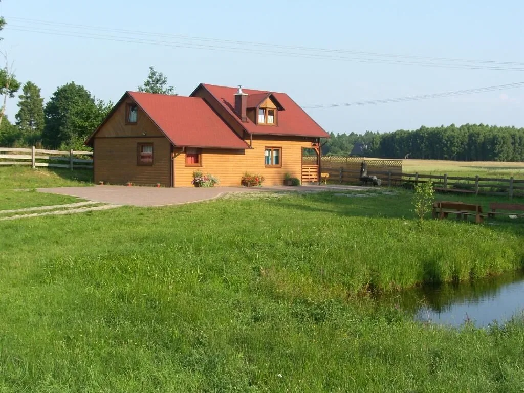 Drewniany Domek Nad Stawem