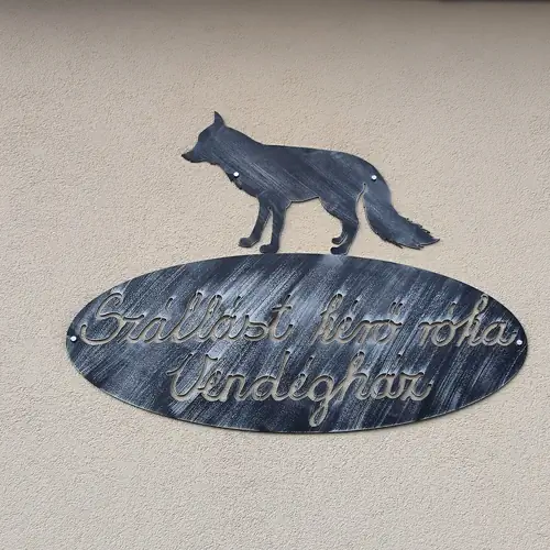 Sz&aacute;ll&aacute;st k&eacute;rő r&oacute;ka Vend&eacute;gh&aacute;z