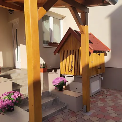 Bej&aacute;rat &eacute;s d&iacute;szk&uacute;t 