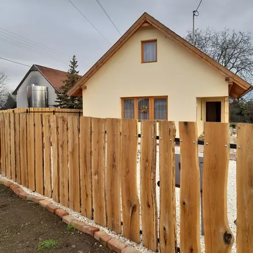 Teljesen fel&uacute;j&iacute;tott h&aacute;z z&aacute;rt udvarral