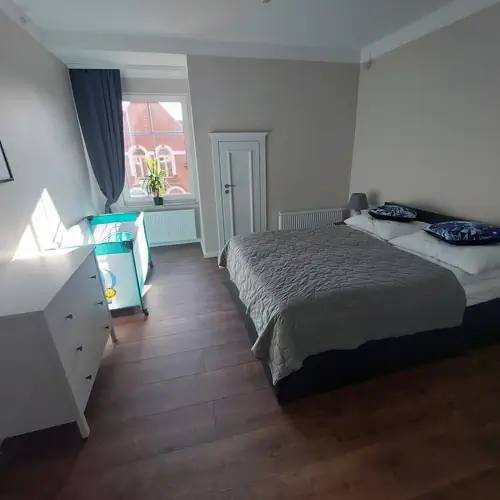 Sypialnia 2 z szafą i kącikiem wypoczynkowym