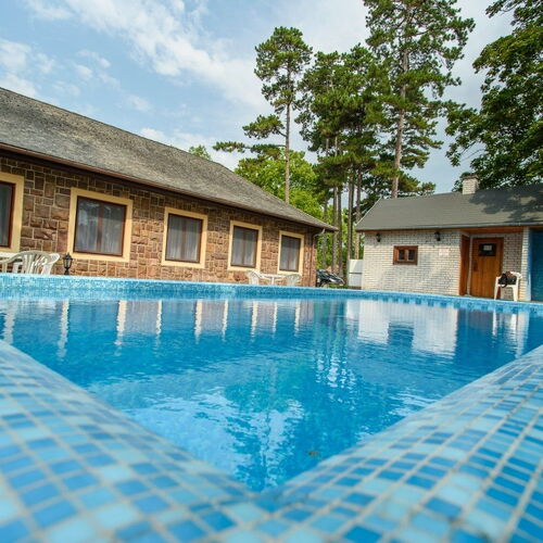 Szezonálisan nyitva tartó kültéri medence