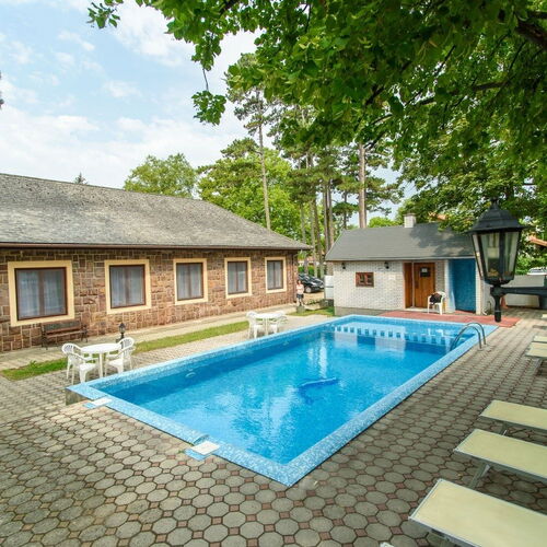 Szezonálisan nyitva tartó kültéri medence