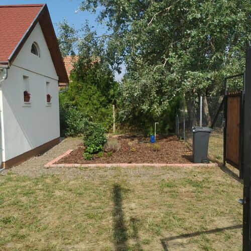 Vend&eacute;gh&aacute;z előkert