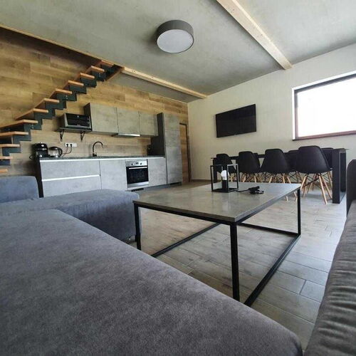 Obývací pokoj s kuchyní a krbovými kamny