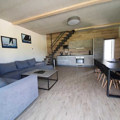 Obývací pokoj v přízemí se vstupem na terasu