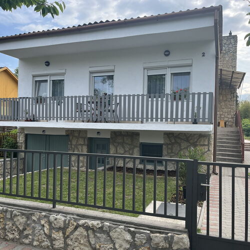 családi ház, melynek alsó szintjén található az apartman