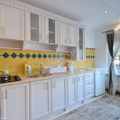 Apartament typu studio,jeden duży pok&oacute;j na parterze,łoze małżeńskie plus sofa dla dzieci,kuchnia,łazienka.