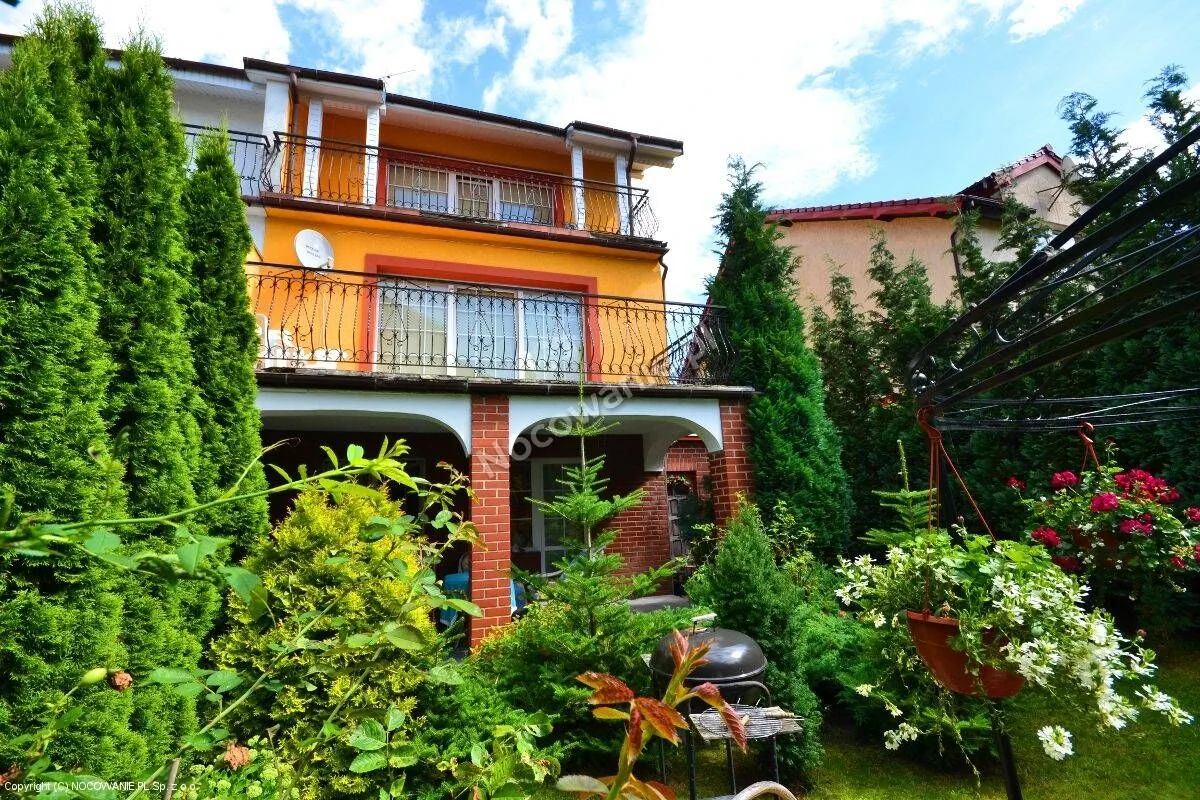 Dom gościnny Alina,połozony ok.1 km od morza,szeroka piaszczysta plaża,blisko gastonomia i market.Ogr&oacute;d z grillem.Parking.