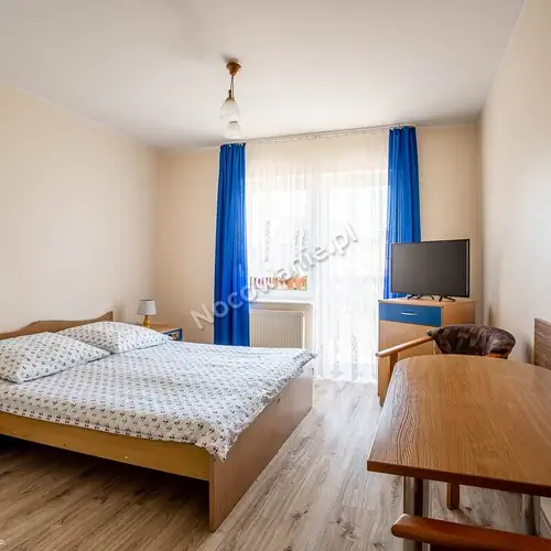 Pok&oacute;j 2-osobowy .z aneksem kuchennym , łazienką i balkonem .