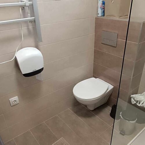 Nyugati, belső szob&aacute;hoz tartoző 2. f&uuml;rdő