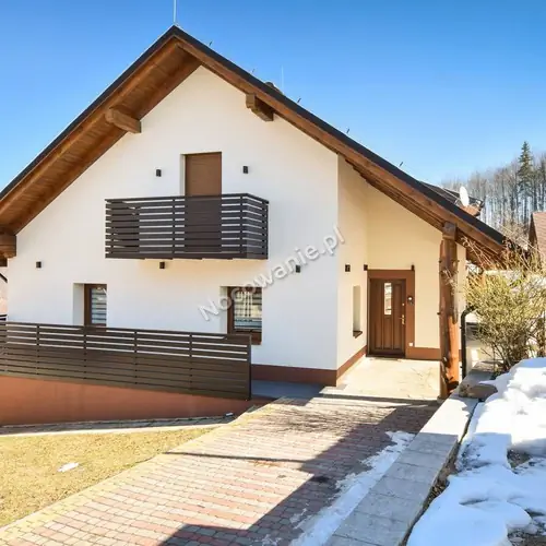 Parking przed domkiem 