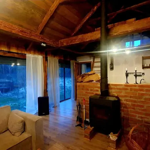 Wieczorami, mgła spowija przydomowy staw na myśl przychodzi Świtezianka