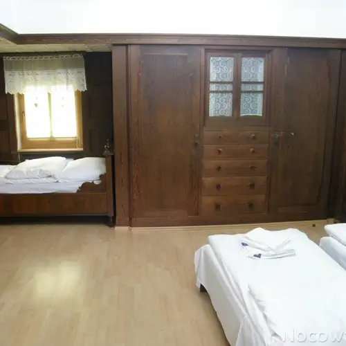 Pok&oacute;j nr 1 z łazienką 3 os. - na piętrze ( 3 ł&oacute;żka jednoosobowe ).