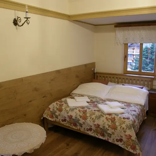 Pok&oacute;j nr 2 na piętrze ( ł&oacute;żko małżeńskie )