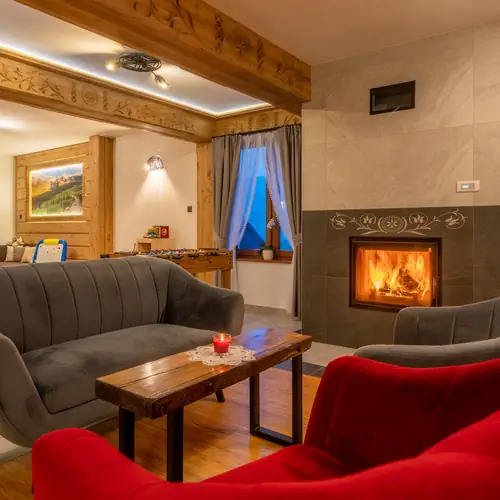 Budynek gł&oacute;wny- sala kominkowa