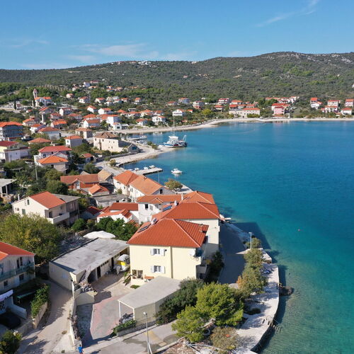 Apartments Tiho Vinisce  2