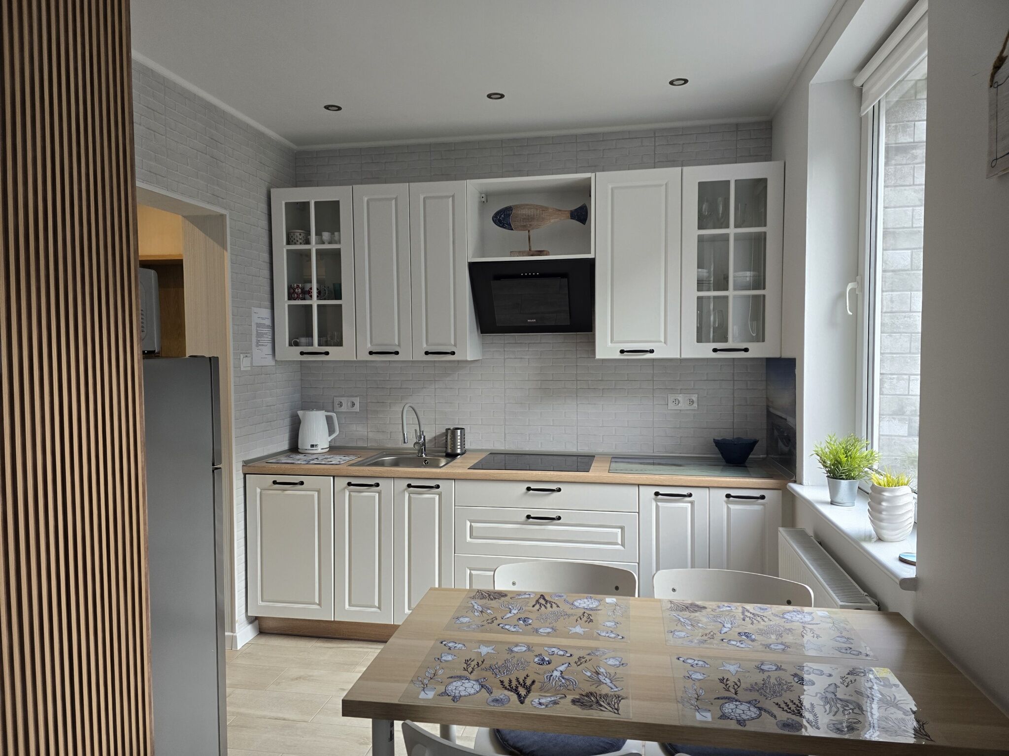 kuchnia: zmywarka,płyta indukcyjna,czajnik elektryczny, lodówka, kuchenka mikrofalowa 