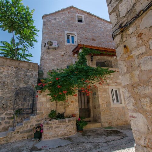House Stone house in center Jelsa