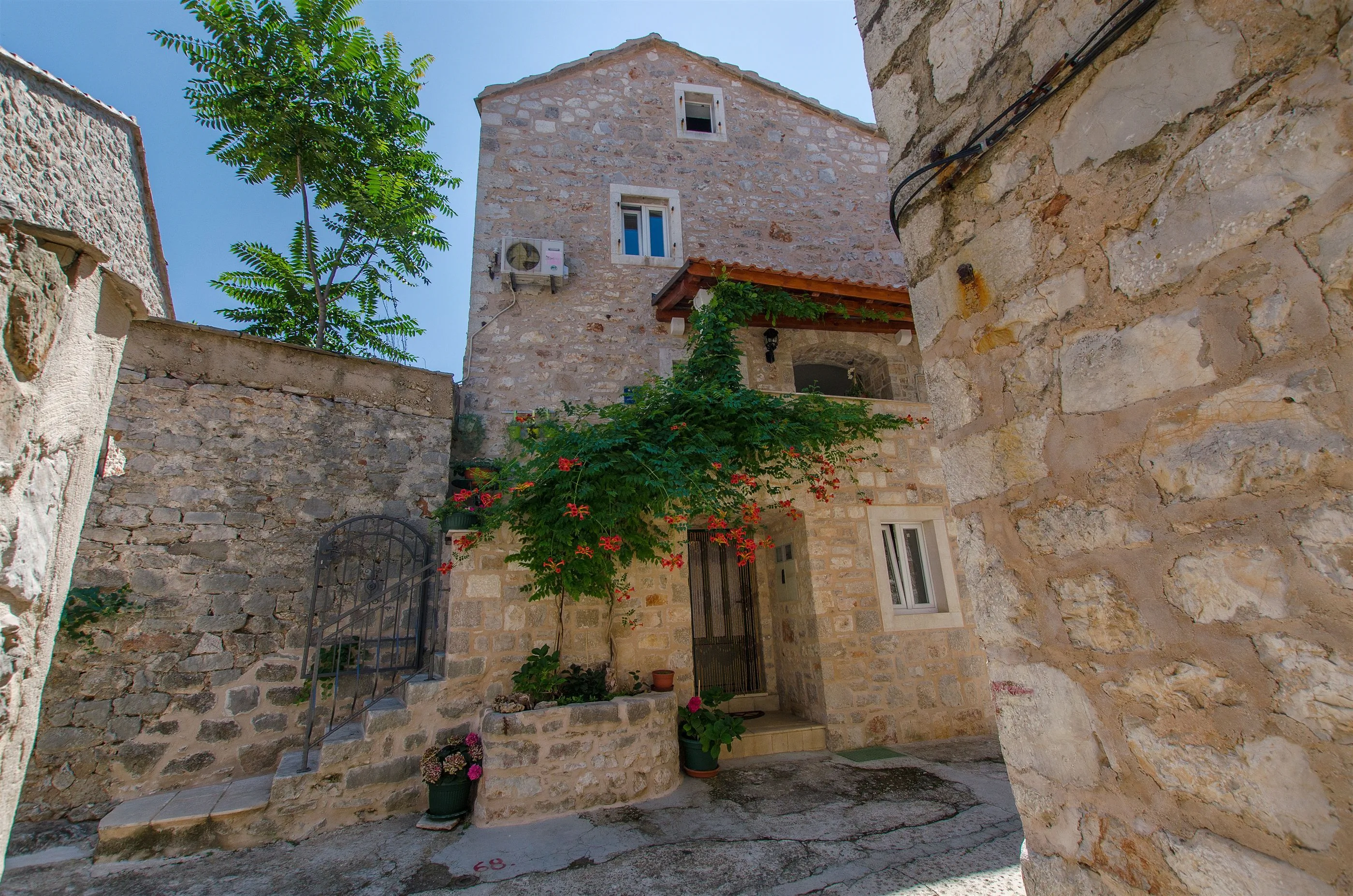 House Stone house in center Jelsa