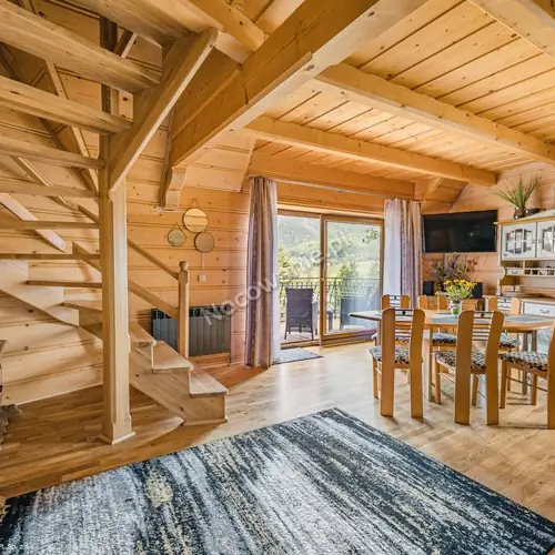 schody na piętro z salonu