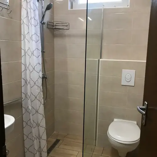 F&uuml;rdőszoba, f&ouml;ldszint