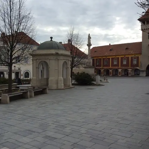 V&aacute;rosi zen&eacute;lő k&uacute;t