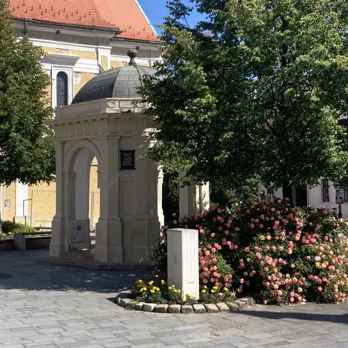 V&aacute;rosi zen&eacute;lő k&uacute;t