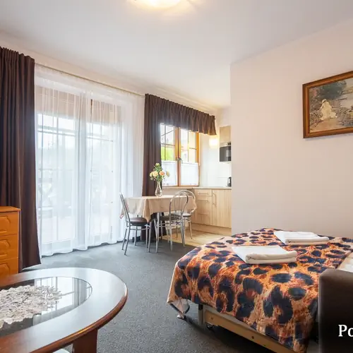 pok 6, 4 osobowy, sypialnia 2 ł&oacute;żka pojedyncze możliwość złączenia, salon 1 rozkładana sofa z aneksem kuchennym oraz taras