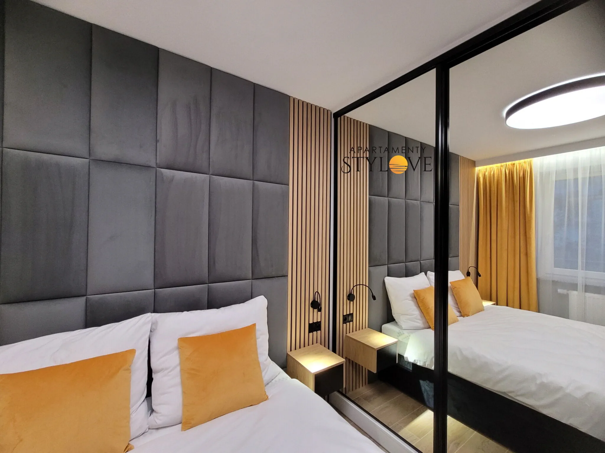 sypialnia z dużym ł&oacute;żkiem