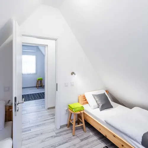 Emeleti l&eacute;gkondicion&aacute;lt h&aacute;l&oacute;szoba 2 &aacute;ggyal #1