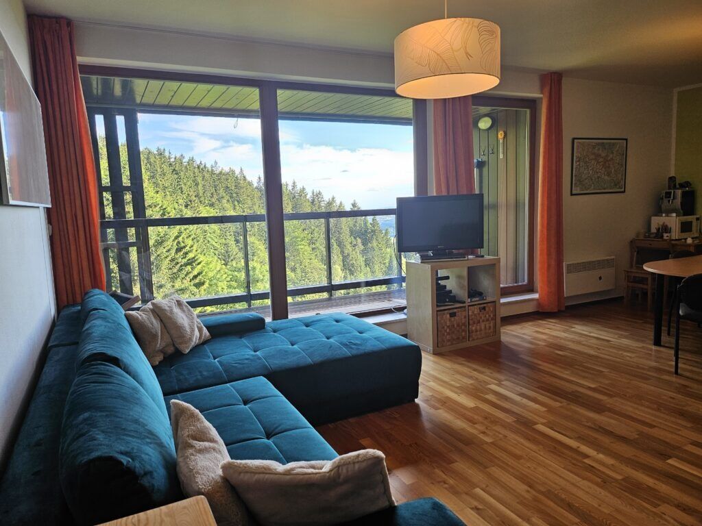 Obývací pokoj s východem na balkón