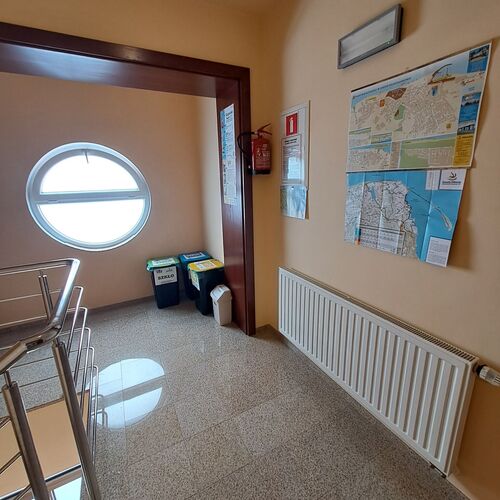 Fragment klatki schodowej, z wejściem do pokoju nr 1.