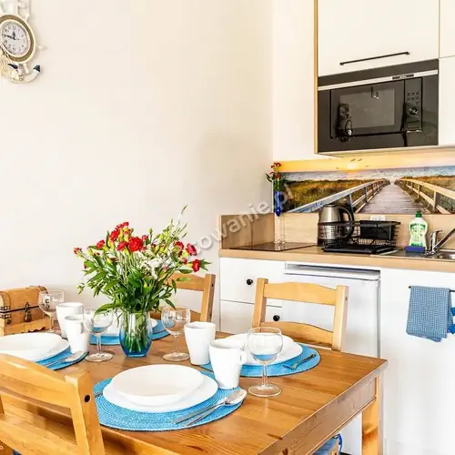 Aneks kuchenny -wyposażony w mikrofalę, kuchenkę elektryczna, szklanki, czajnik, opiekacz do sandwichy, talerze, garnki itp