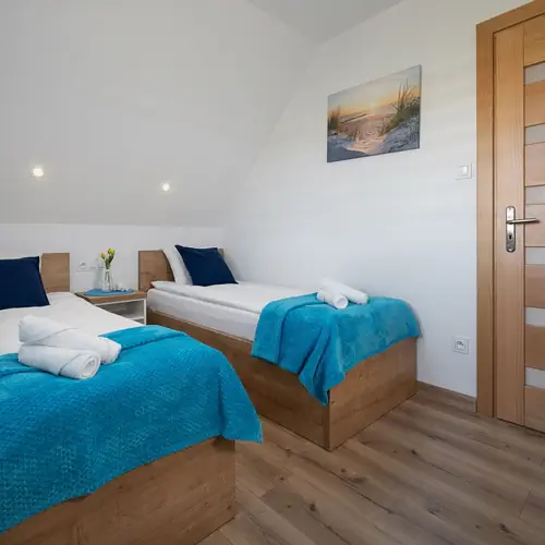 Sypialnia na piętrze- dwa ł&oacute;żka pojedyncze - w domkach 6 osobowych