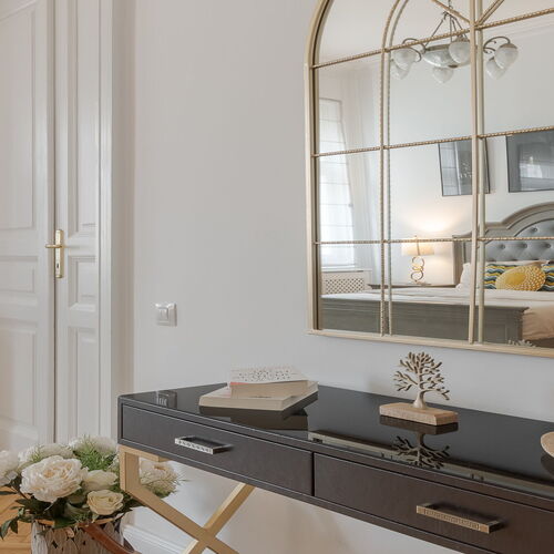 Apartamentul are dubla orientare, atat spre strada, cat si spre curtea interioara. 