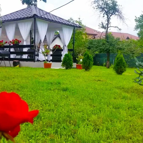 Curtea exterioară este perfectă pentru a vă bucura de cafea dimineața sau de un pahar de vin seara, &icirc;ntr-un cadru intim.