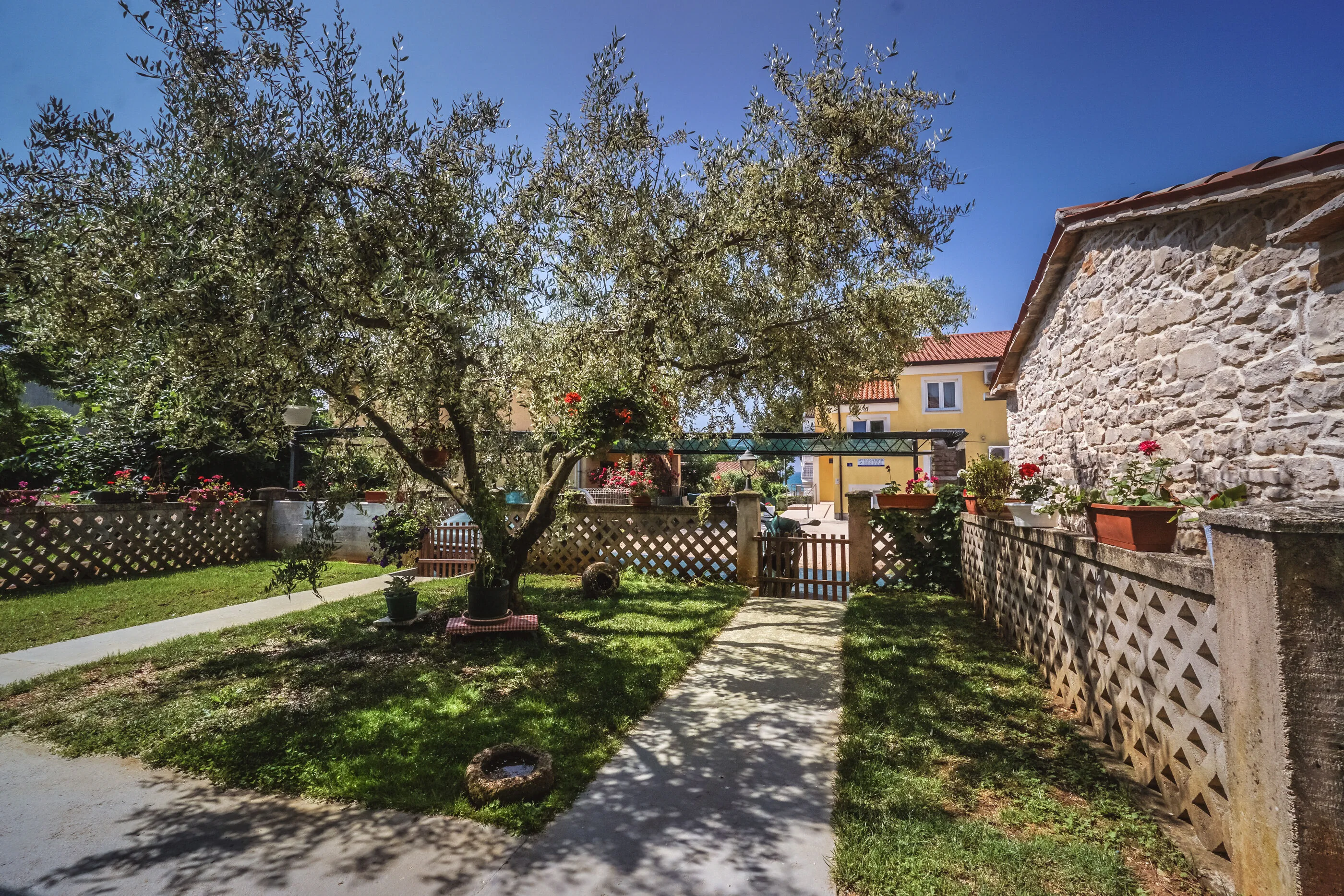 Apartments LINDA Beach Apartments Zambratija