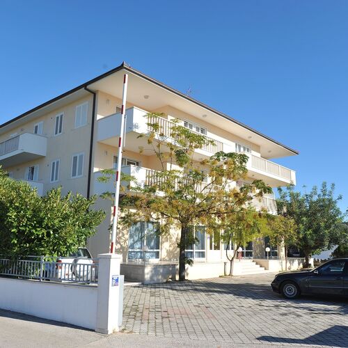 Apartmanok és Szobák Parkolóhellyel Trogir - 22531  2